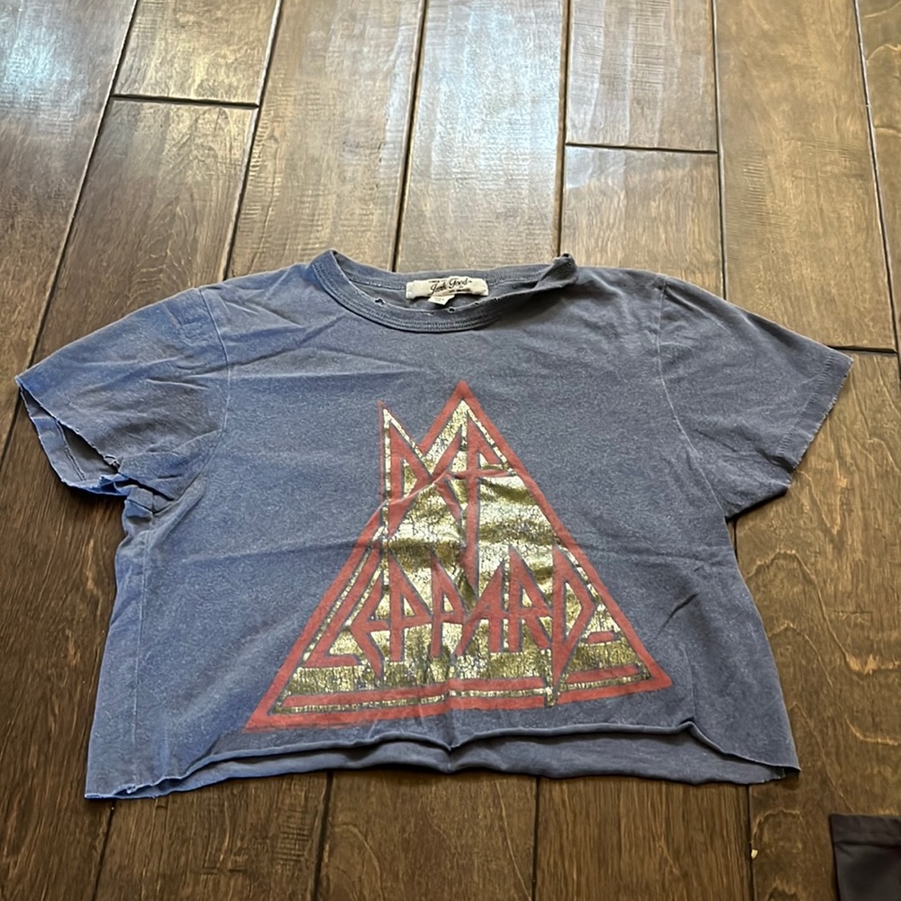 CUTE CROPPED TEE SIZE S WITH DISTRESSED NECKLINE